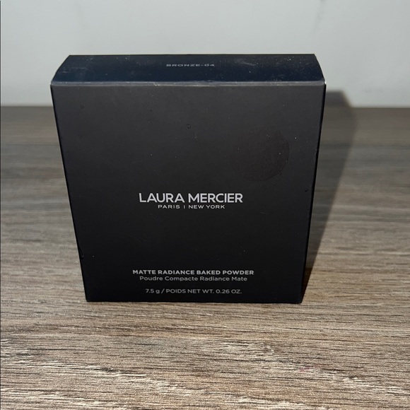 Laura Mercier Matte Radiance Baked Powder in Bronze 04 - Picture 1 of 6